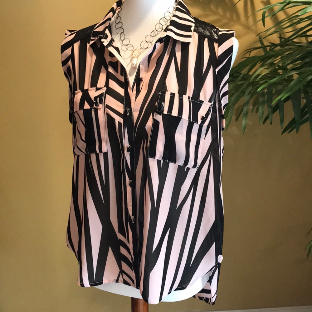 Pretty pink/black short sleeve blouse, fun details